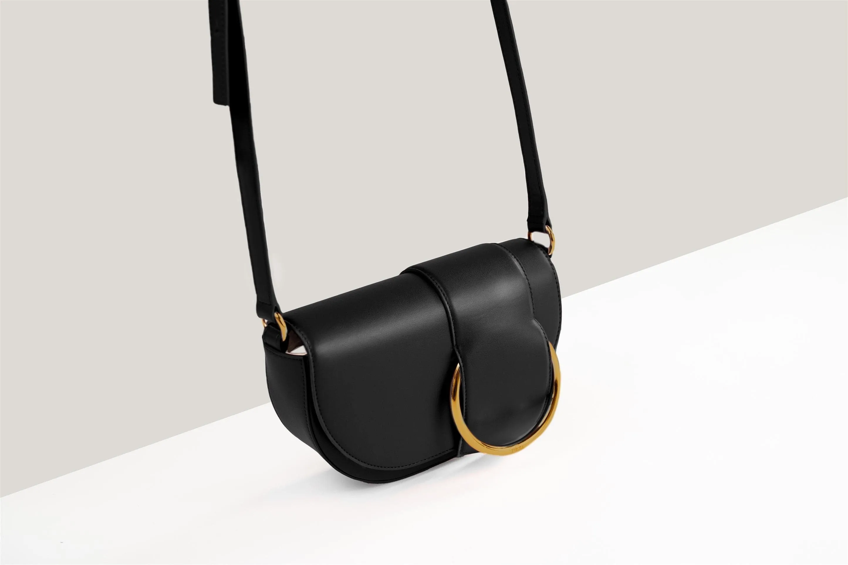 Luna Apple Leather Vegan Shoulder Bag | Black