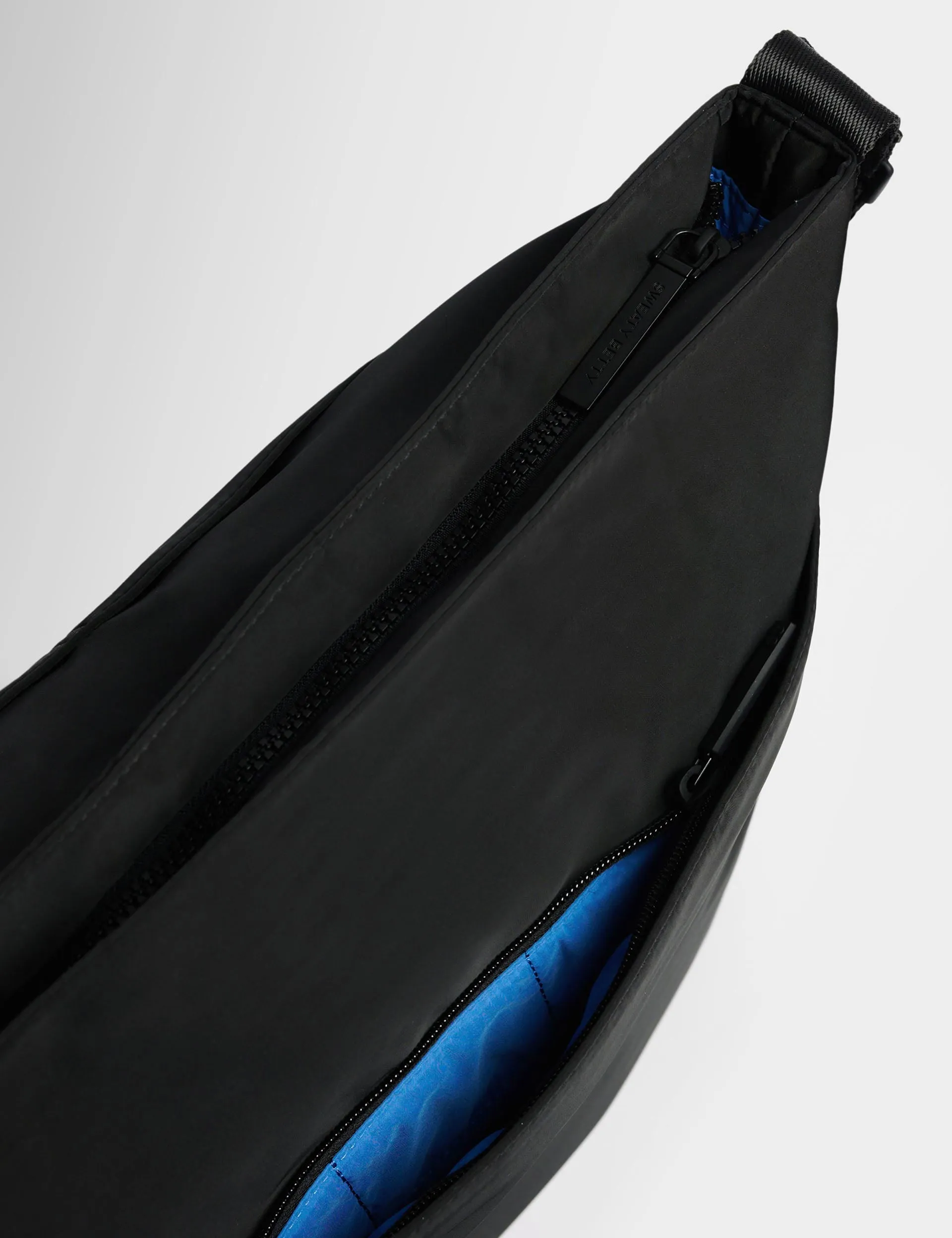 Strive Tote - Black